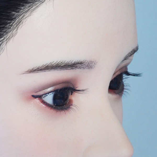 Implantierte Augenbrauen und Wimpern